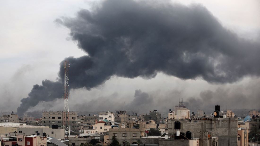 イスラエル、ガザ南部で作戦拡大　ハンユニスに立ち上る煙の動画も